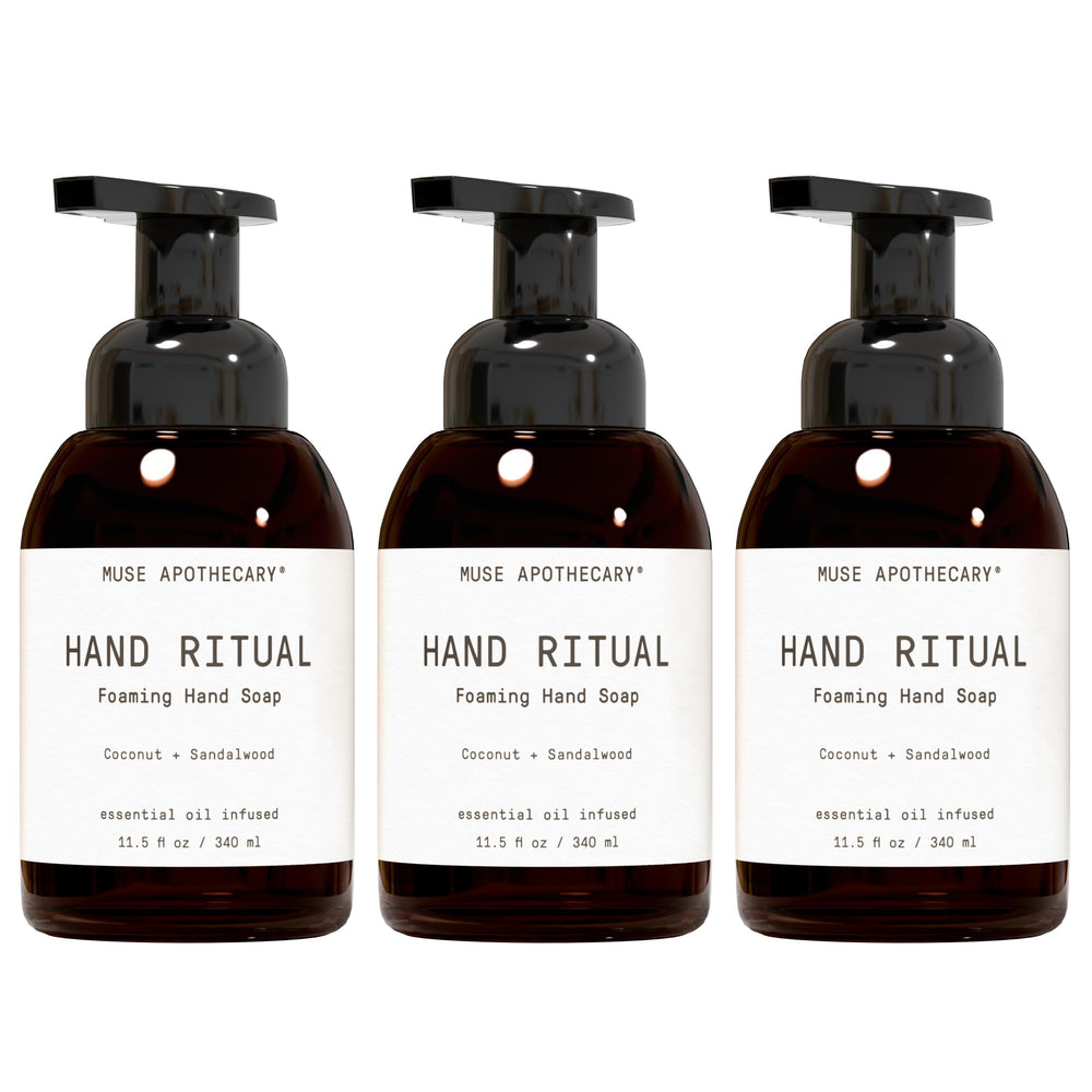 Muse Apothecary Hand Ritual montre une bouteille avec mousse généreuse pour nettoyage doux.