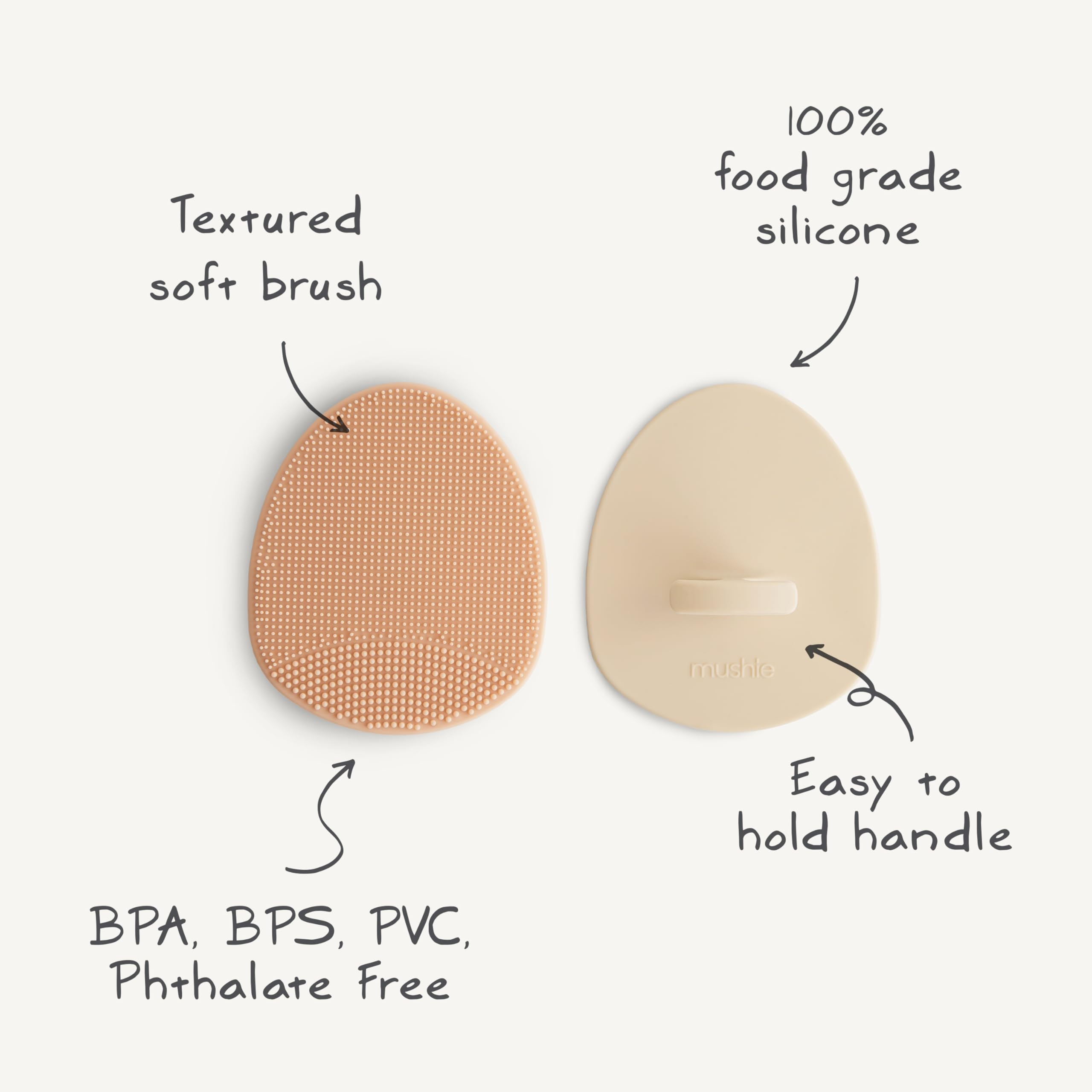Brosse Mushie bébé en silicone lilas, prise en main ergonomique pendant le bain.