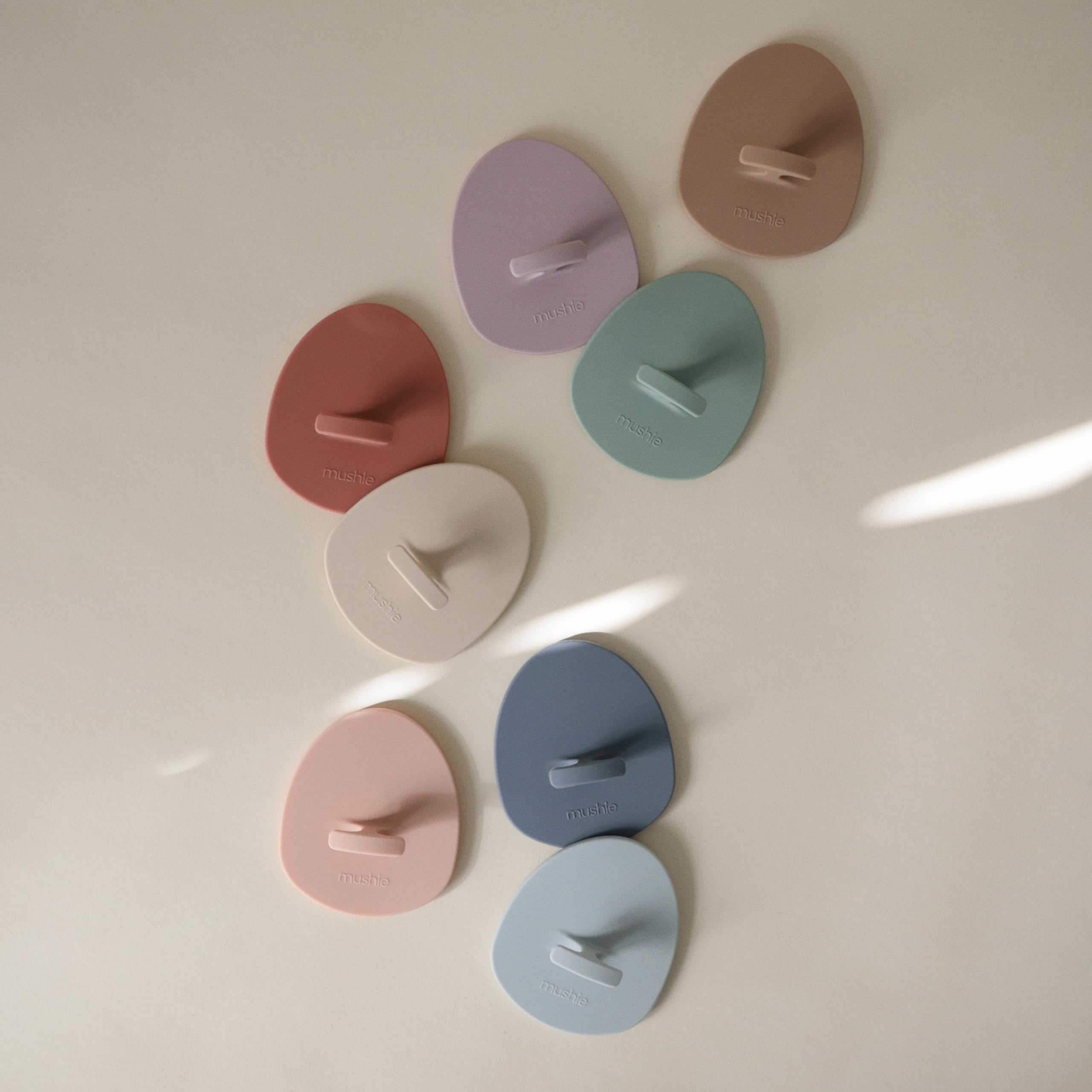 Utilisation lors du bain: brosse Mushie effectue mouvements circulaires.