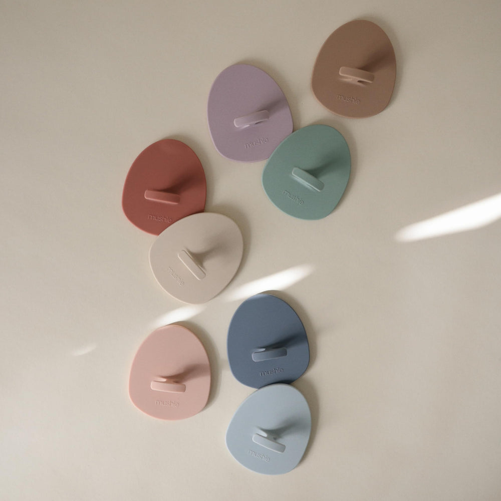 Utilisation lors du bain: brosse Mushie effectue mouvements circulaires.