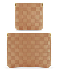 Trousse MXXUUOOM en cuir avec ouverture pince pour un accès rapide.