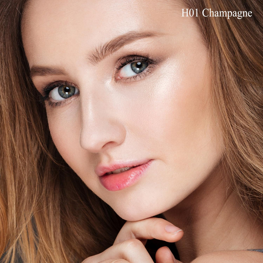 MYMERRY illuminateur hydratant sur le front et les tempes pour un regard lumineux.