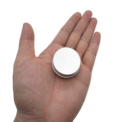 Dimensions : diamètre 1,54 pouce et hauteur 0,7 pouce, compact