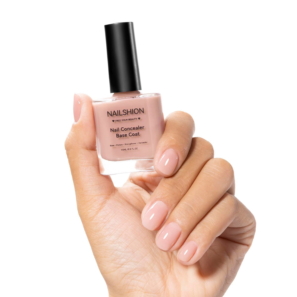 Nailshion base correctrice illuminante corrige les imperfections et éclaircit les ongles.