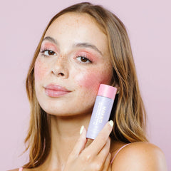 Naked Sundays Pink Pop application: couleur naturelle sur joues.