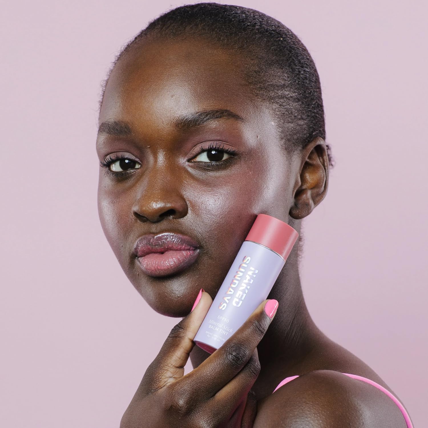 Naked Sundays Glow Balm SPF50 nuance yeux, pigment léger et soin protecteur.