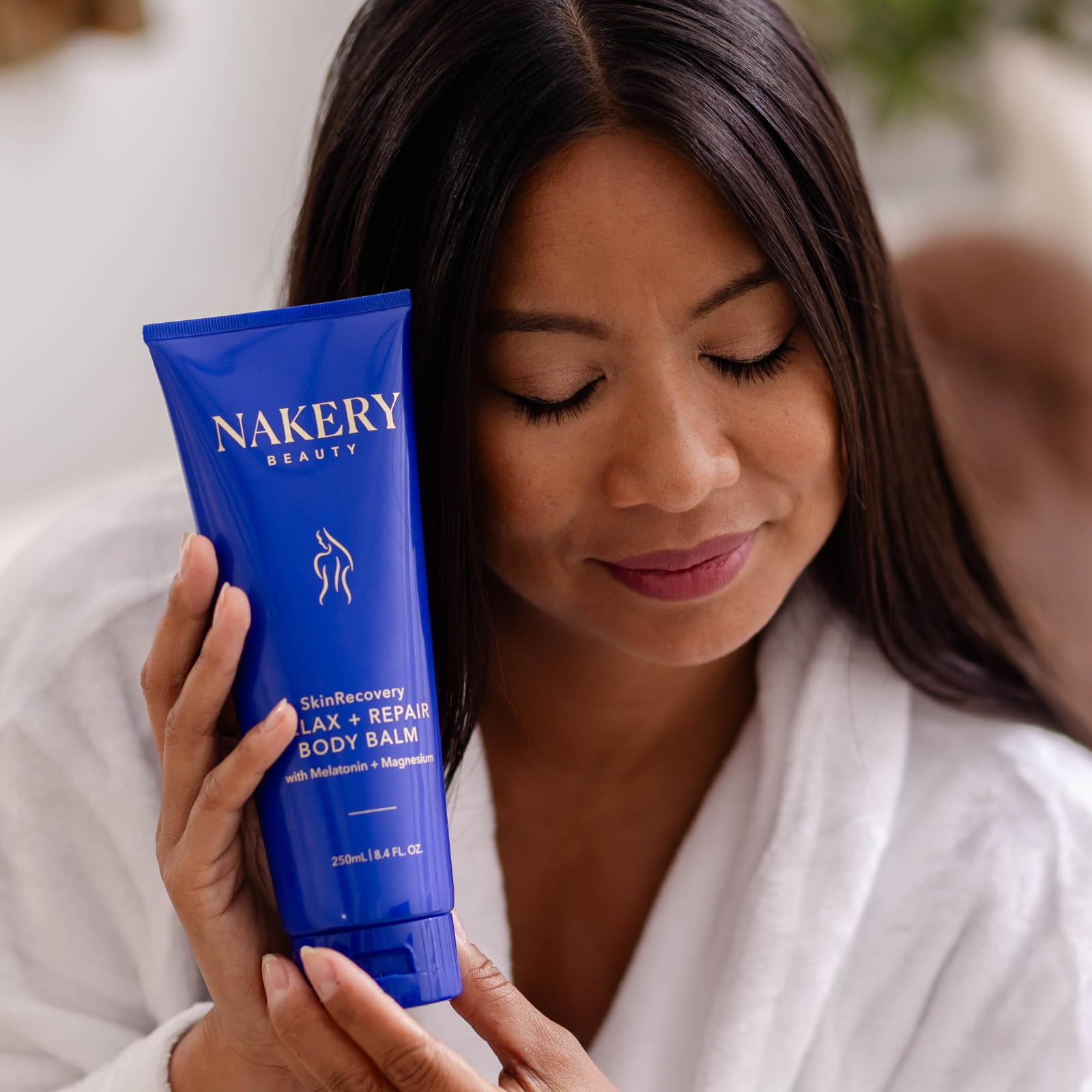 Packaging du baume Nakery prêt à une routine soin complète.