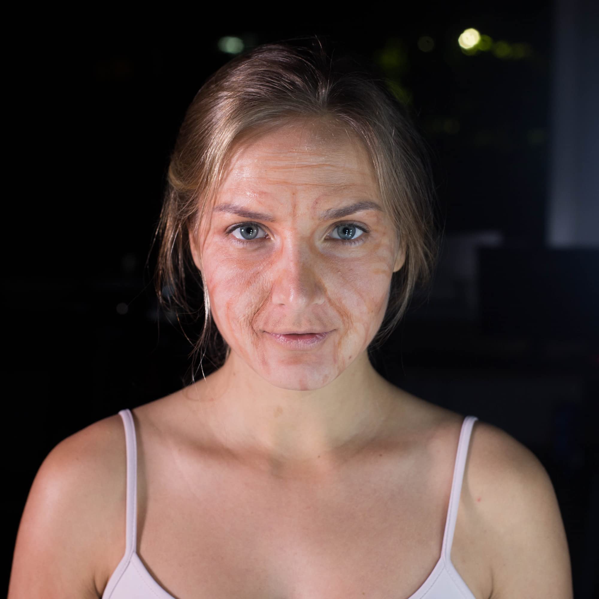 Narrative Cosmetics: application fluide sur peau et prothèses pour effets réalistes.