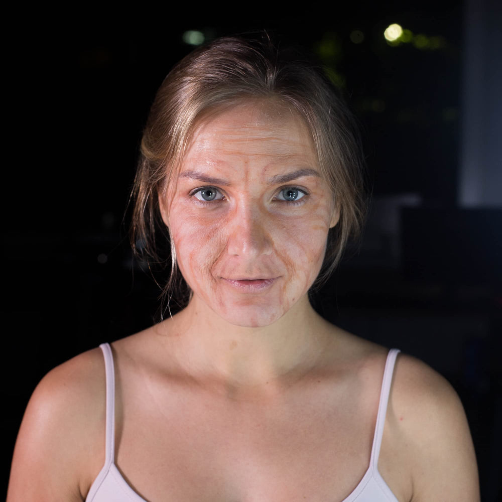 Narrative Cosmetics: application fluide sur peau et prothèses pour effets réalistes.