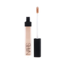 Applicateur doux NARS offrant une précision d'application.