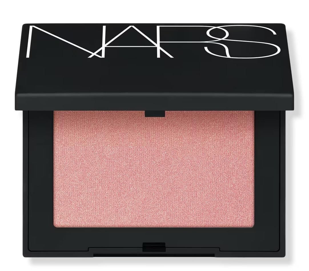 NARS Orgasm, poudre rechargeable, couleur pêche rosée avec reflets dorés pour un éclat quotidien.