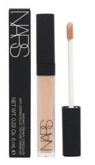 NARS Correcteur Custard, teinte visible sur la peau pour un fini uniforme.