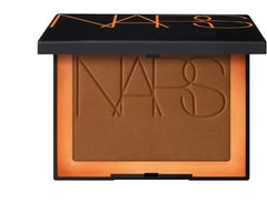 Poudre bronzante NARS Laguna sans talc, définition naturelle et éclat durable.
