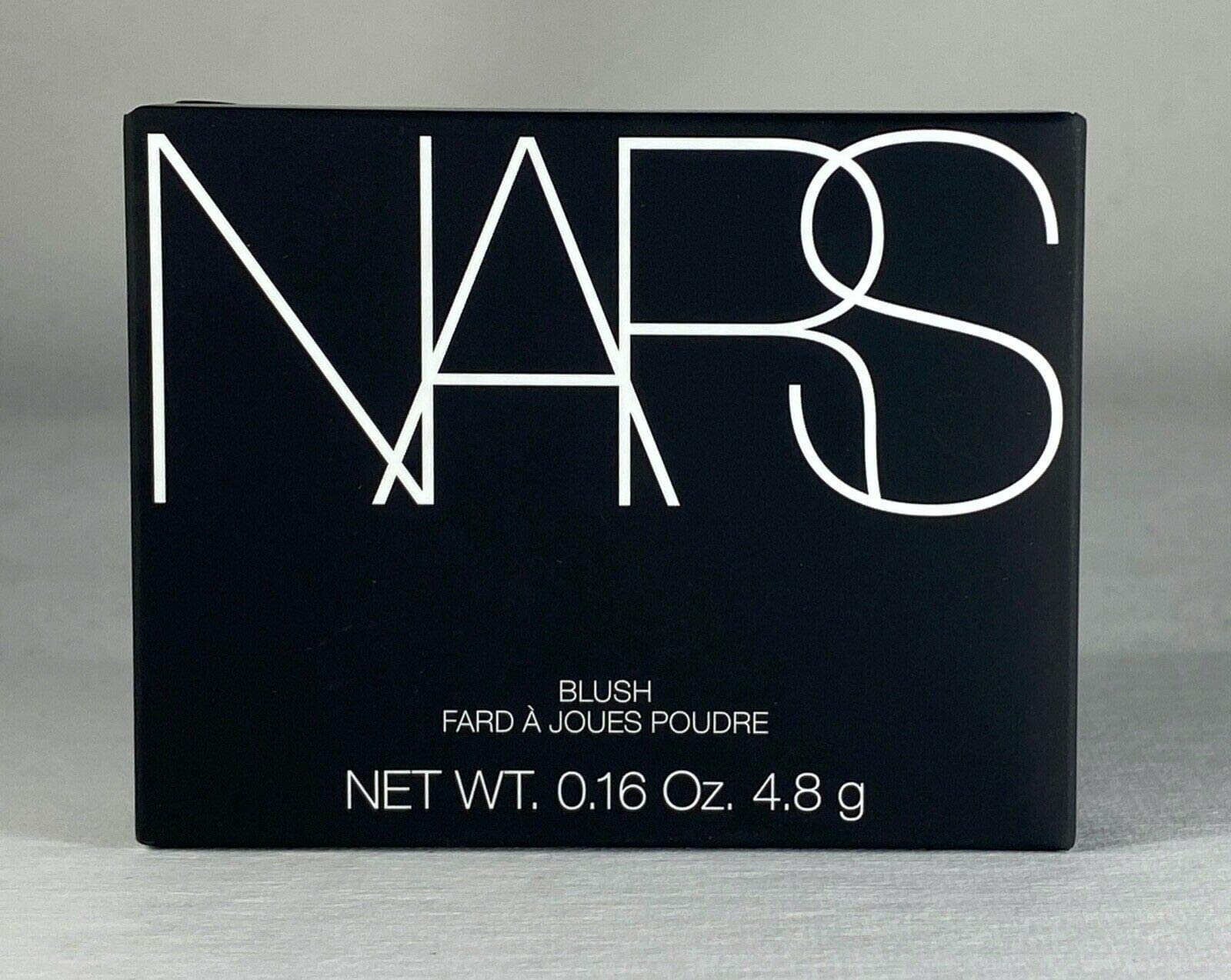 NARS Orgasm blush application douce sur la joue pour un effet naturel.