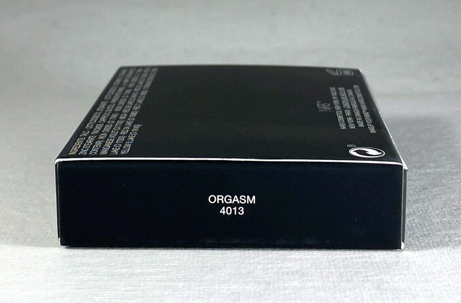 NARS Orgasm blush look final sur le visage, teint frais et lumineux.
