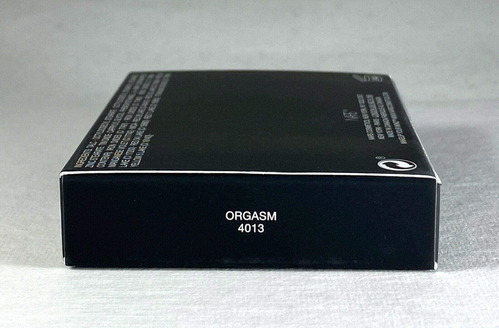 NARS Orgasm blush look final sur le visage, teint frais et lumineux.