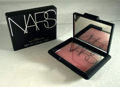 NARS Orgasm blush swatch pêche rosé sur peau nue, rendu universel.