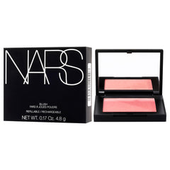 Fini lumineux doré de NARS Orgasm sur les pommettes.