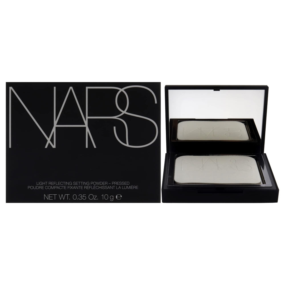Poudre Cristal Translucide de NARS dans son compact pour un glow naturel.