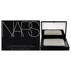 Poudre Cristal Translucide de NARS dans son compact pour un glow naturel.