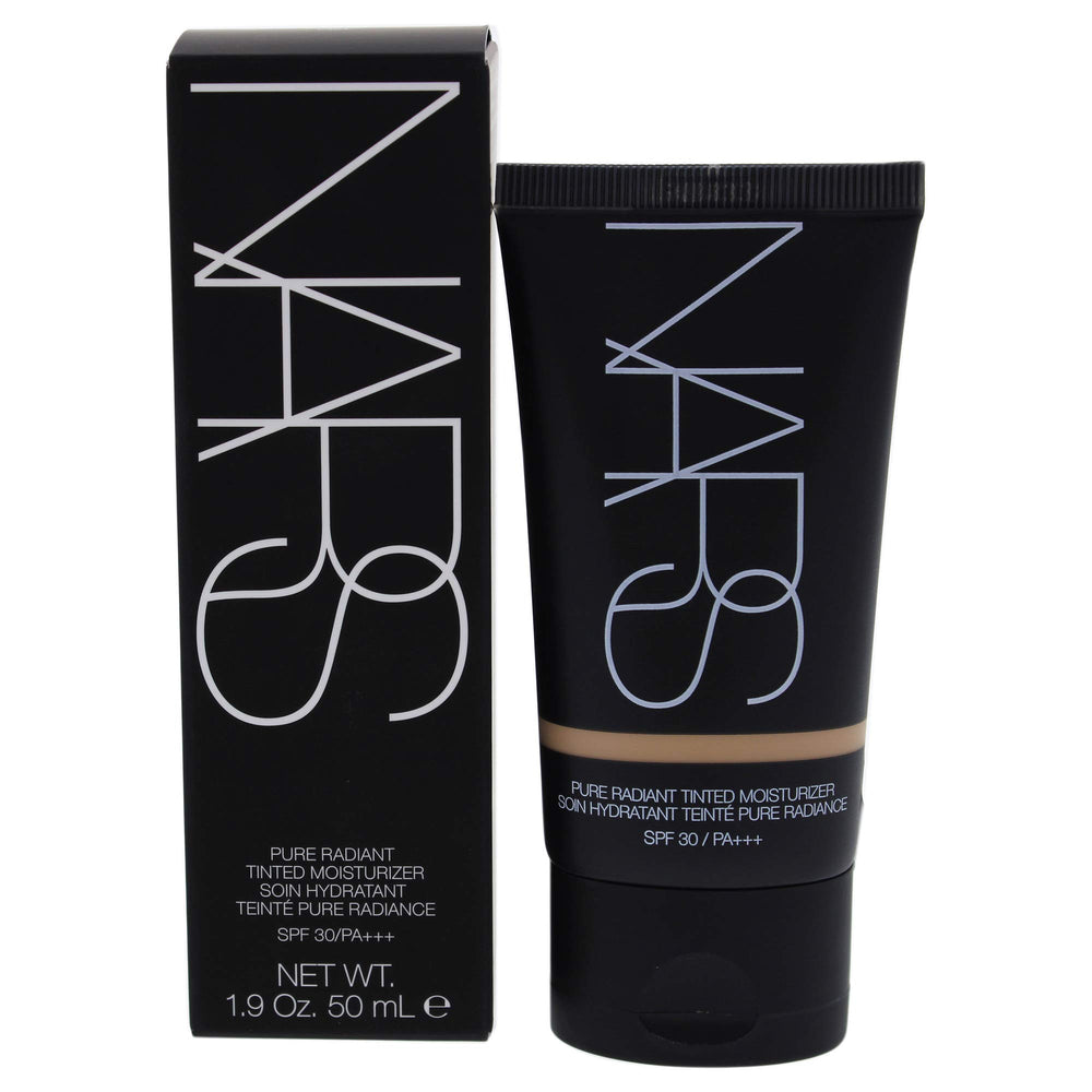 NARS Pure Radiant Teint Alaska — bouteille compacte pour une application homogène et naturelle.