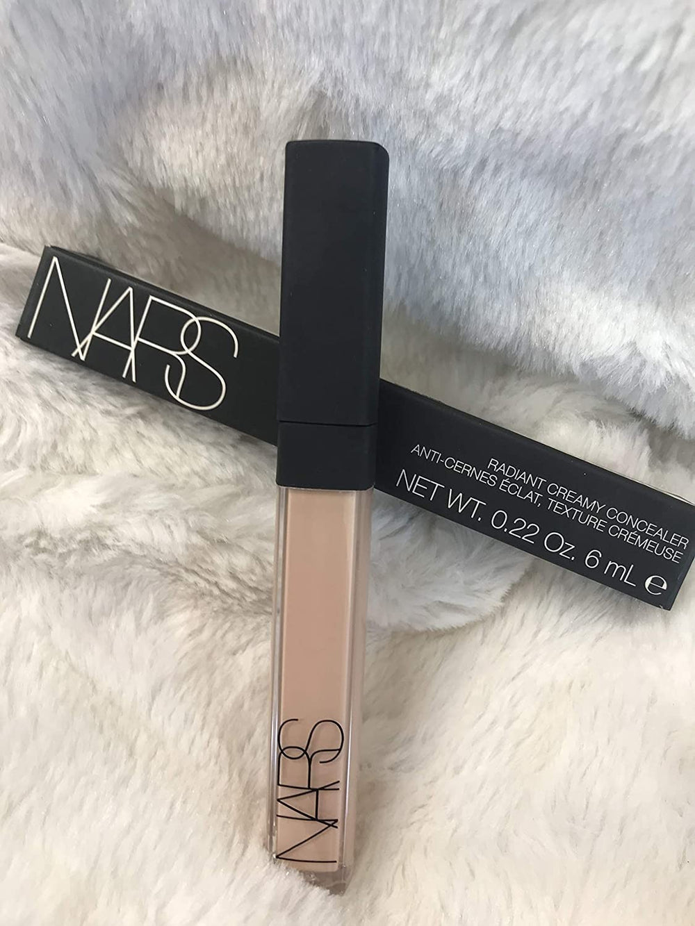 NARS Radiant Creamy Concealer, unifie le teint avec lumière naturelle.