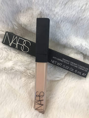 NARS Radiant Creamy Concealer, unifie le teint avec lumière naturelle.