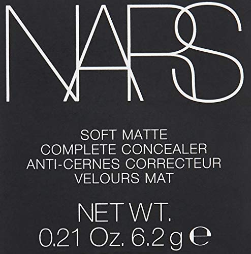 Texture ultra légère du concealer Cannelle pour une couverture naturelle.