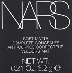 Texture ultra légère du concealer Cannelle pour une couverture naturelle.
