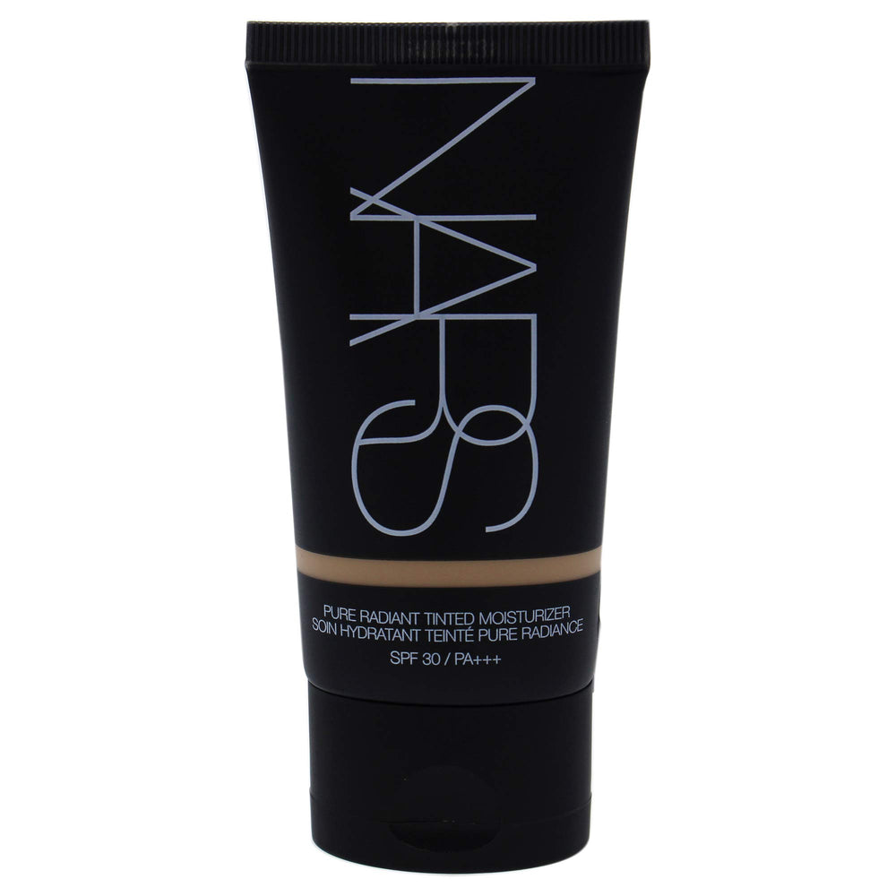 NARS Pure Radiant Teint Alaska — texture légère offrant hydratation immédiate.