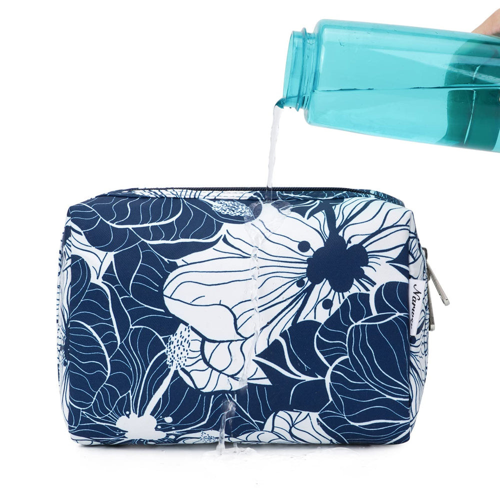 Narwey trousse-maquillage-lotus-bleu-dimension: taille ideale pour voyages compacts.