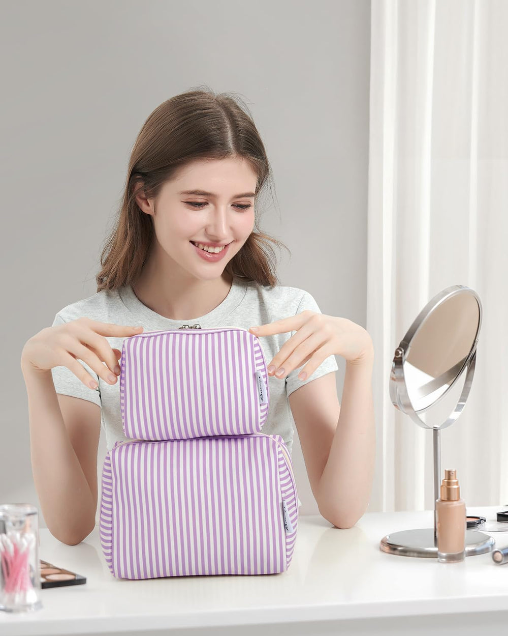 Narwey trousse maquillage rayures violet — détails soignés et bord surélevé protègent contenu.
