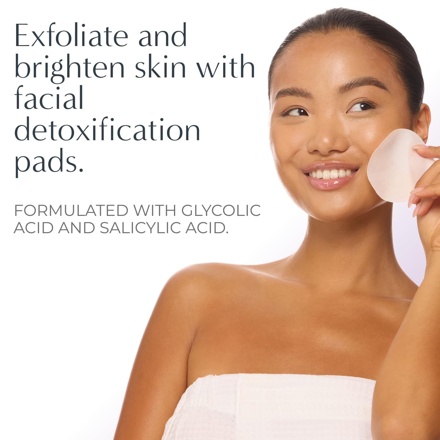 Emballage ouvert des NassifMD Exfoliating Detox Pads démontrant l’utilisation facile.