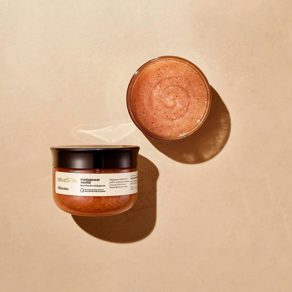 Huile de quinoa purifiée intégrée au gommage pour peau hydratée.