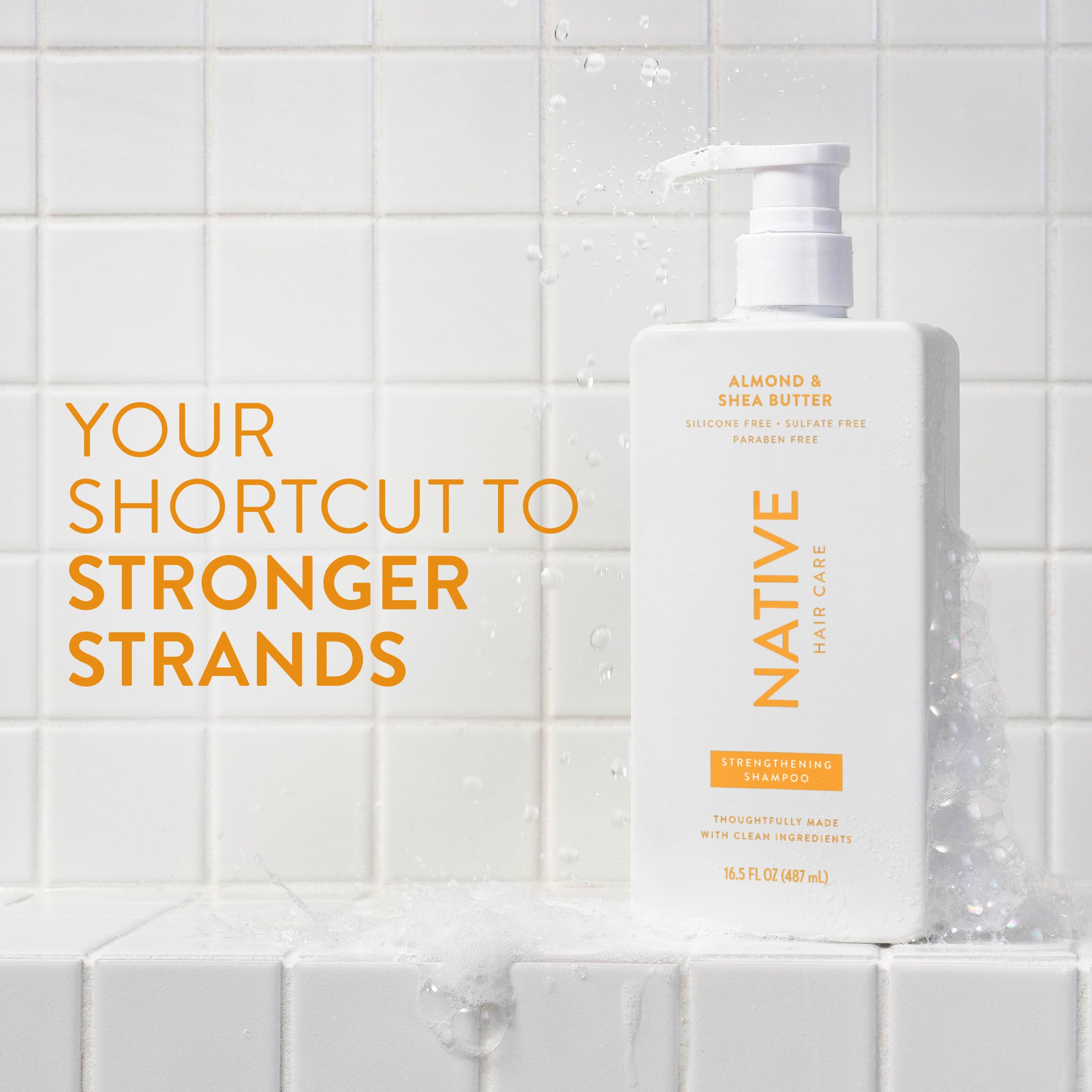 Après-shampoing Native en bouteille amande-karité, démêle sans alourdir.