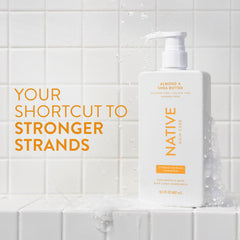Après-shampoing Native en bouteille amande-karité, démêle sans alourdir.