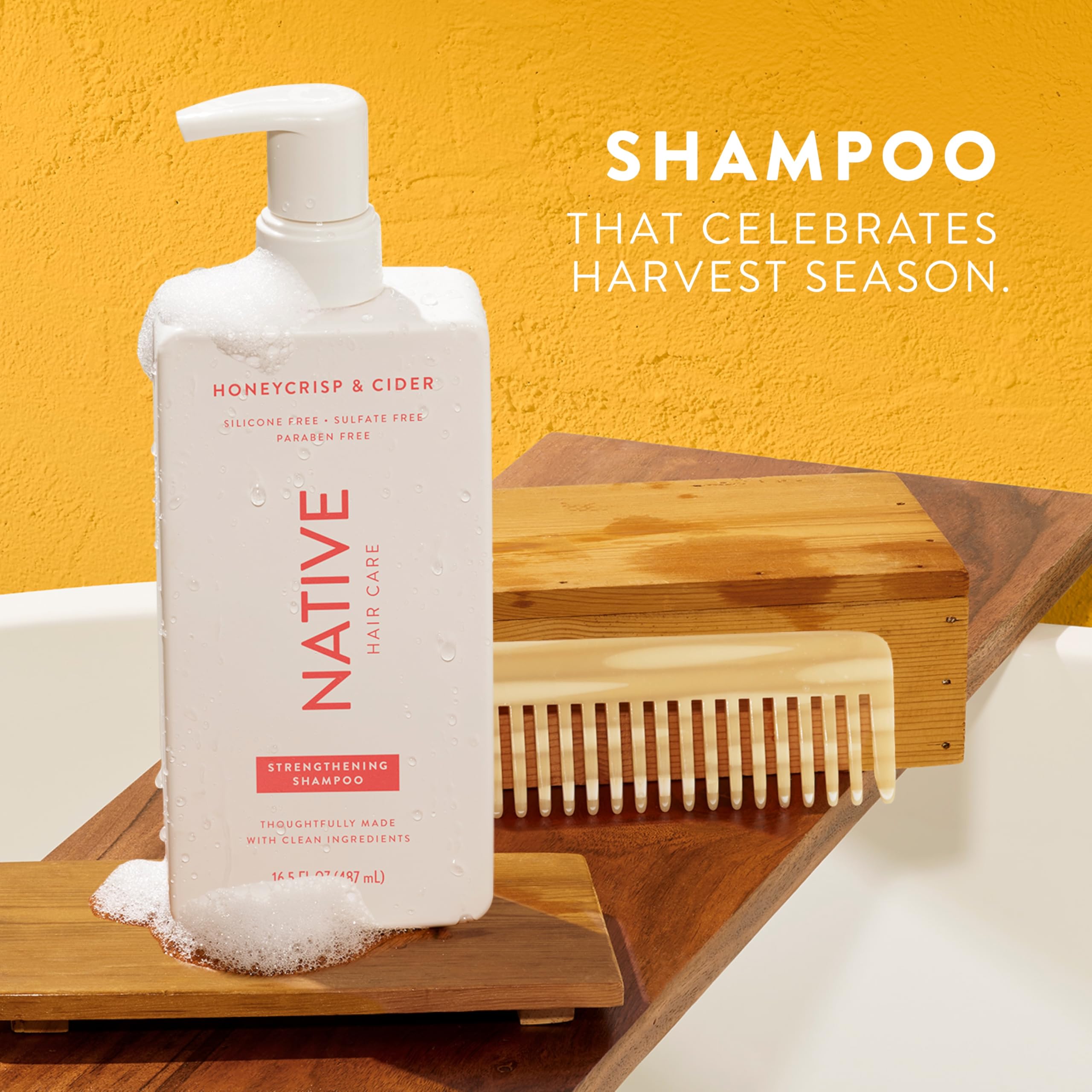 Texture crémeuse du gel douche Native, parfum frais pour la douche.