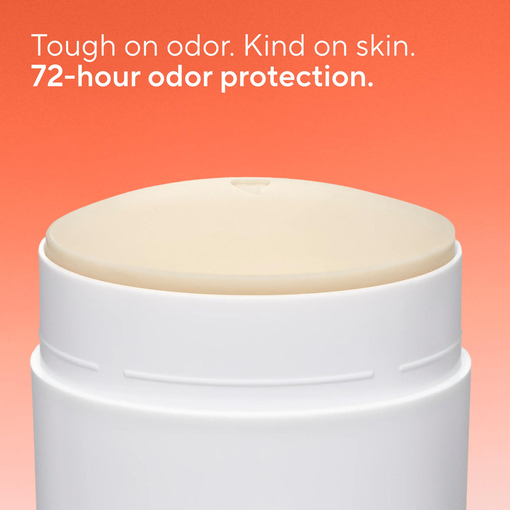 Application matinale du Native Déodorant Citrus et Musc Herbacé pour une fraîcheur durable.