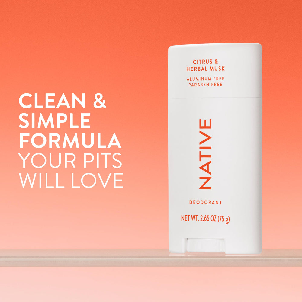 Texture crème du Native Déodorant Citrus et Musc Herbacé prête à l'application rapide.