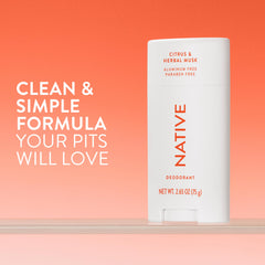 Texture crème du Native Déodorant Citrus et Musc Herbacé prête à l'application rapide.