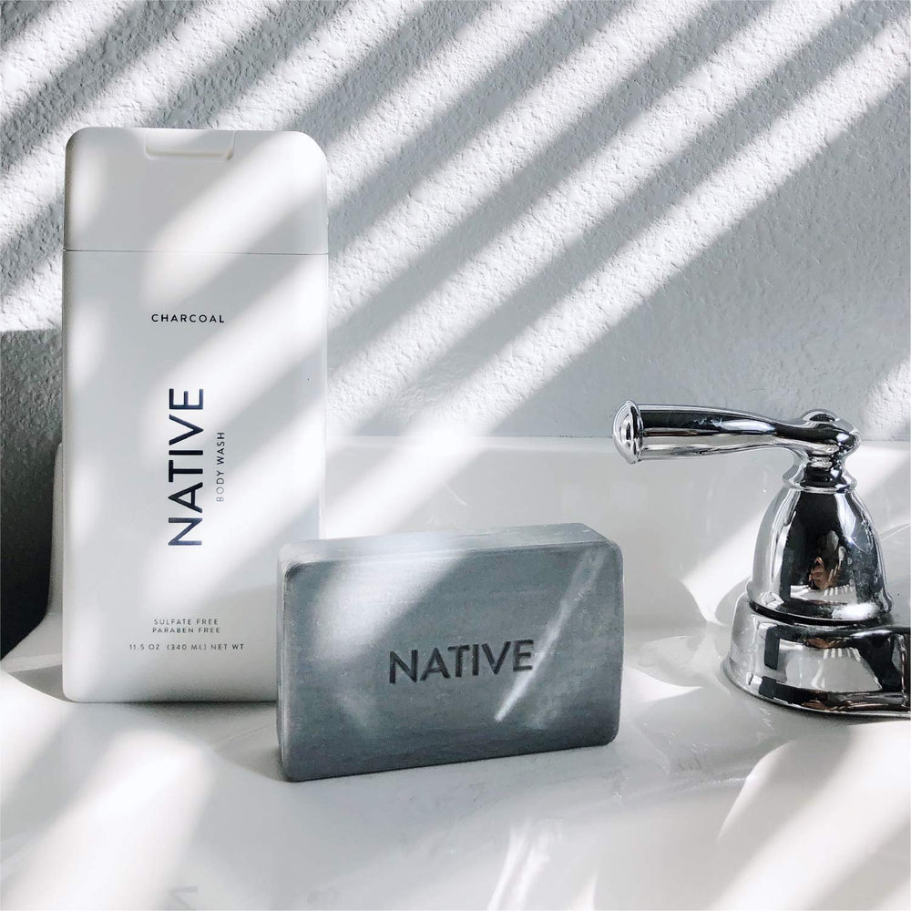 Utilisation quotidienne du gel douche Native pour le corps et la peau.