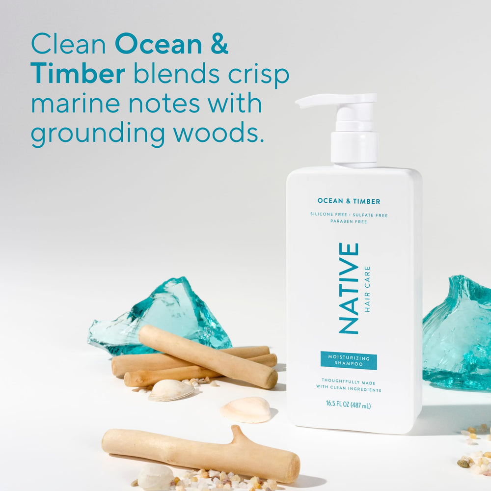 Texture crémeuse du shampoing Native Ocean & Timber.