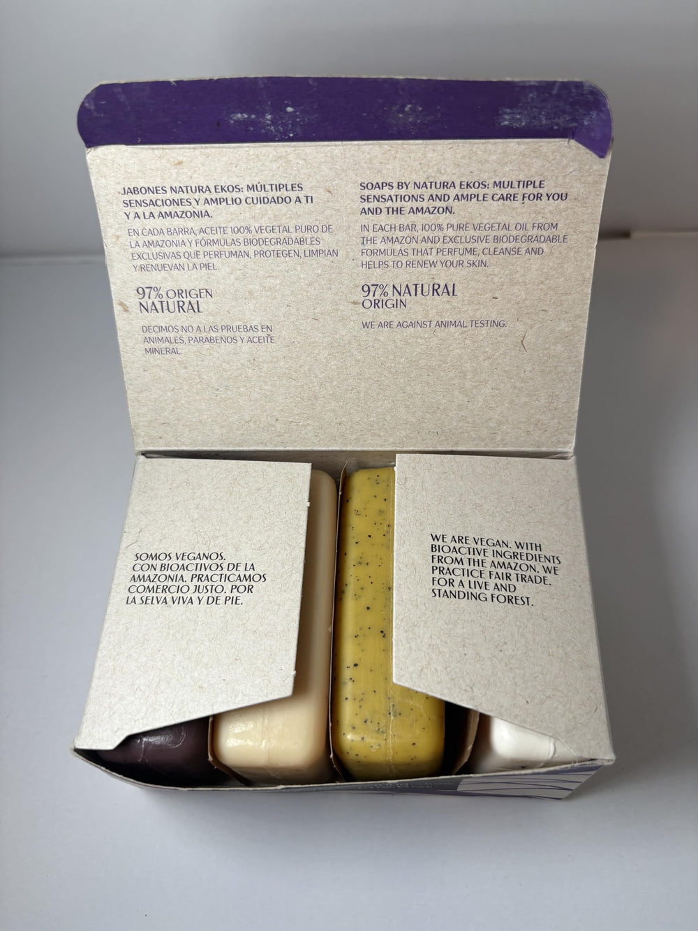 Gros plan sur barre savon Fruit de la Passion Natura — parfum vivifiant