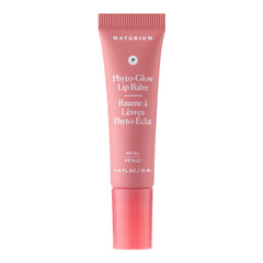 Naturium Phyto-Glow Baume Lèvres en application, hydratation longue durée.