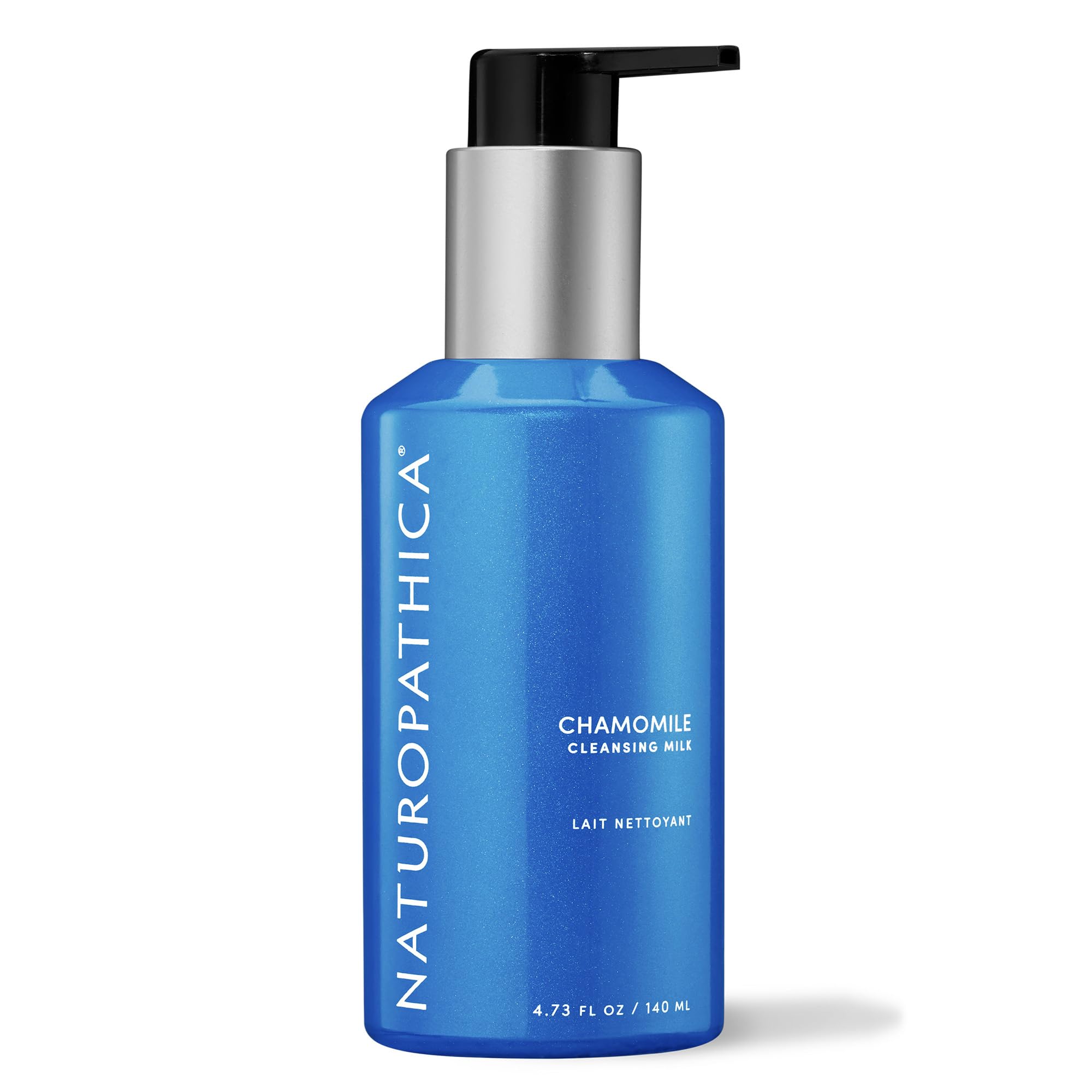 Naturopathica Lait Nettoyant Camomille : la bouteille révèle une texture douce qui apaise les peaux sensibles.