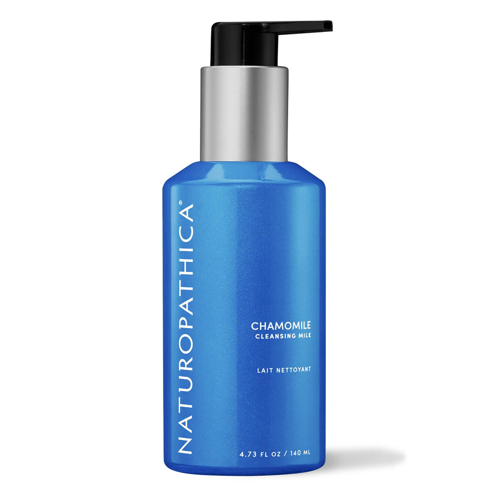 Naturopathica Lait Nettoyant Camomille : la bouteille révèle une texture douce qui apaise les peaux sensibles.