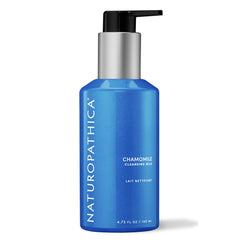 Naturopathica Lait Nettoyant Camomille : la bouteille révèle une texture douce qui apaise les peaux sensibles.