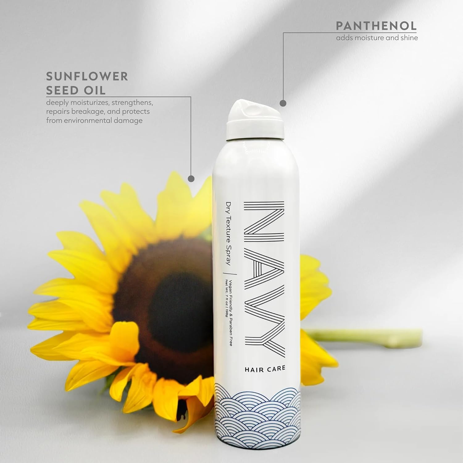 NAVY HAIR CARE Spray Texture Sec – démonstration d’application sur cheveux secs pour du mouvement.