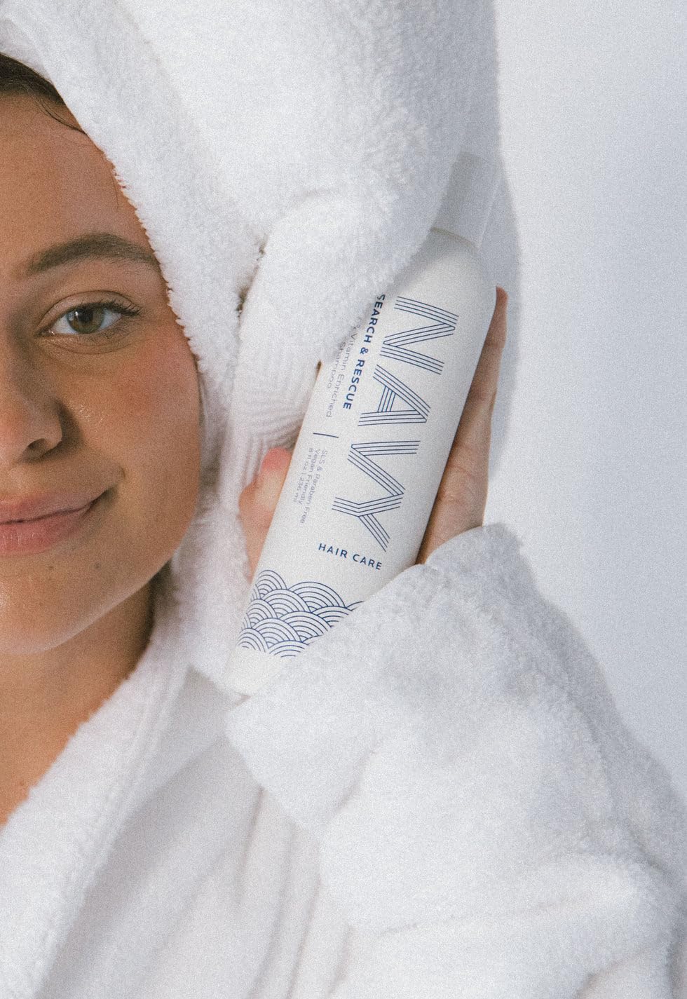 Etiquette NAVY HAIR CARE montrant vitamines A C E pour nourrir