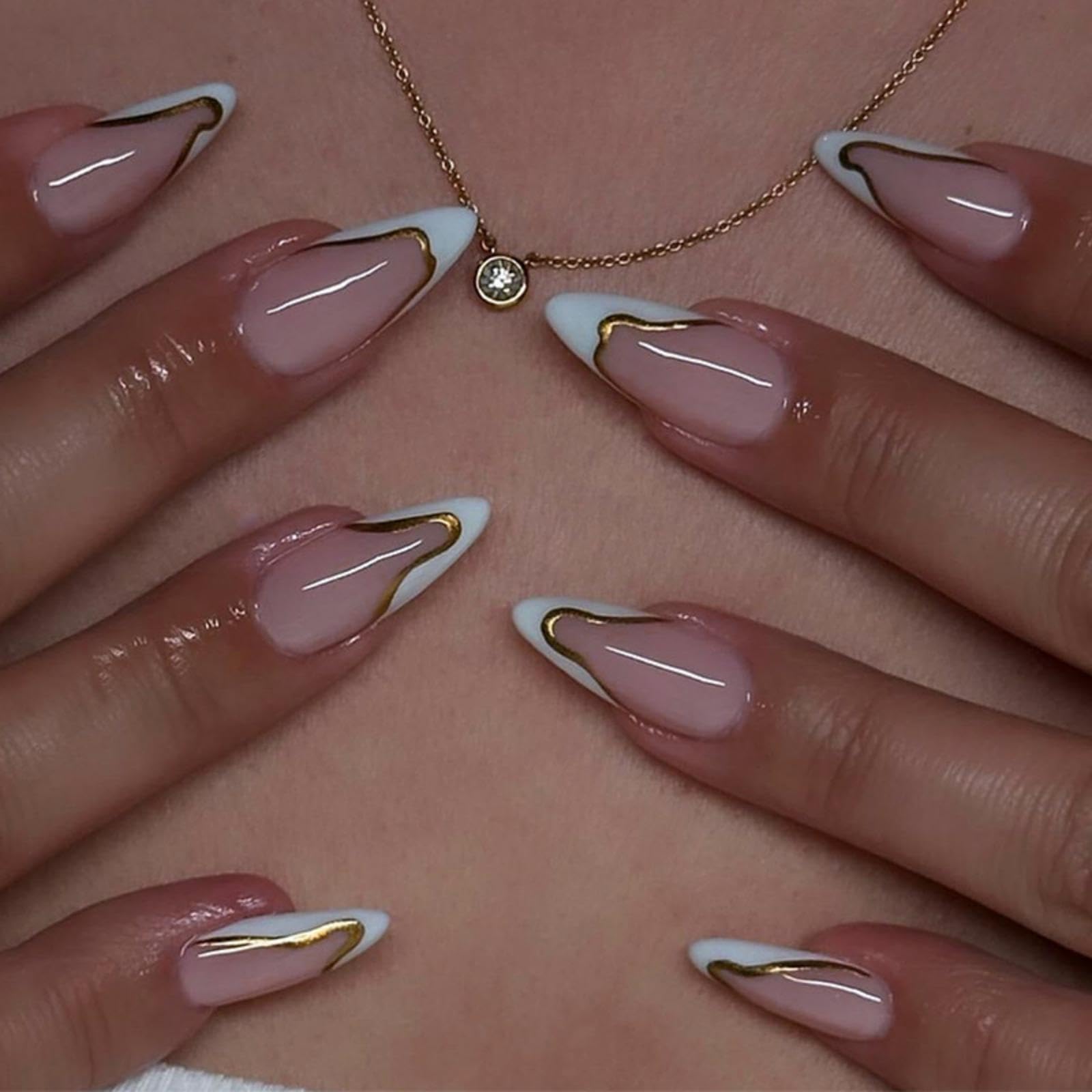 Ongles NBNTGH bout blanc avec ligne dorée pour un style élégant